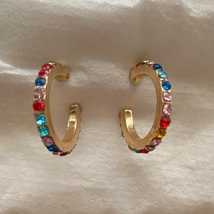 Färgglada örhängen  - Jätte fina men kommer inte till användning! Aldrig använda!