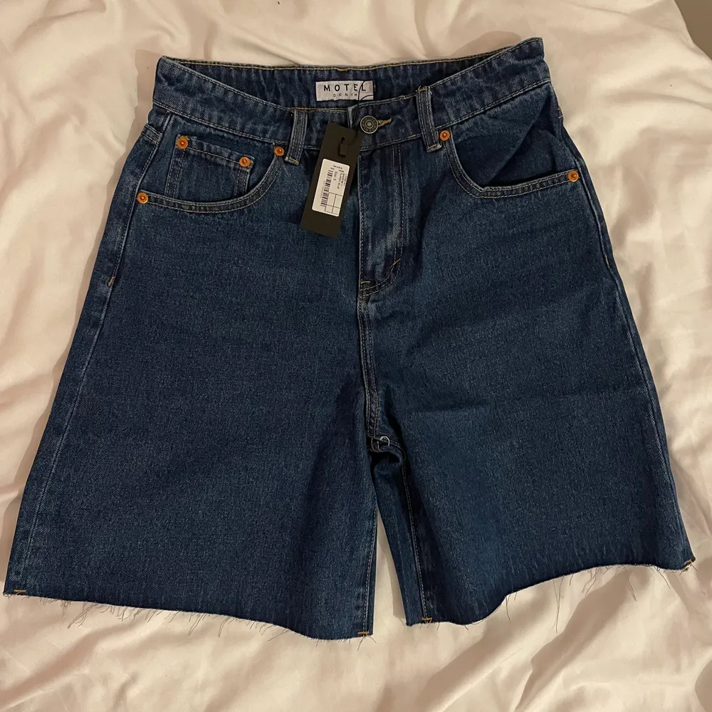 Blåa jeans shorts från motel rocks! Helt oanvända endast testade! Super fina och sköna från motelrocks! . Shorts.