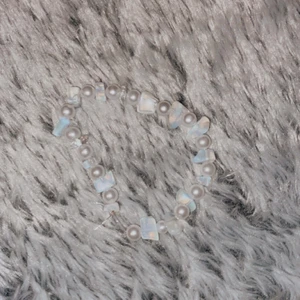 Armband - Jättefint armbandet gjort av vaxade pälor och kristaller och elektrisk tråd så den är stretchig oklart om det är riktiga kristaller det är frifrakt på den