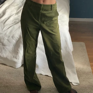 Skogsgröna manchesterbyxor  - Säljer dessa manchesterbyxor då jag tycker att de är för stora för mig, köptes för ett år sen och har använt max 5 gånger.