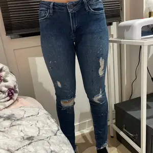 Jeans för billigt pris aldrig använt som nya 
