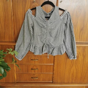 Cold shoulder blouse - Passer xs. Supersøt skjorte/bluse med åpne skuldre og ruching-detalj 