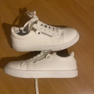 Skor  - Ett par Skor som jag köpte nu sommras i Italien i en butik som jag inte kommer ihåg namnet på använt dom 1 gång de var på student firande men de väldigt fint skick✨Köpte för 580❤️storlek 38 passar även mig som är storlek 37