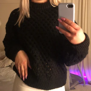 Stickad tröja  - En jätte fin stickad tröja, det står inte storleken men skulle säga att det är en S/M, rekommenderar att ha ett linne under då den är lite genomskinlig💕