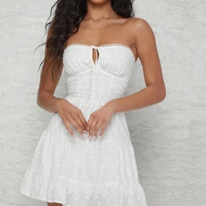 Vit Streaplers klänning - Jättefin klänning från shein. Bra kvalité och dragkedja på sidan. Snöret går att knyta upp och göra tightare. Orgenal priset var ca,140kr. Så söt klänning men har aldrig använt den för att den var lite liten på mig. Kontakta om mer information och bilder.