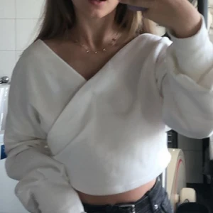 Korsad tröja från Nelly! - Tröja från Nelly! Använd minst 1 gång lite stor i storleken men härlig till hösten💘