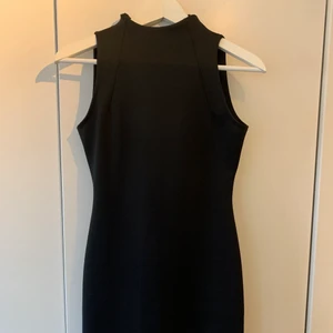 Svart klänning  - Svart klänning i sportigt tyg. Storlek S/M 