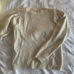 Stickad vit tröja - Jättegullig stickad vit tröja! Använd endast någon fåtal gång så kvalitén är fortfarande superhärlig❤️‍🔥