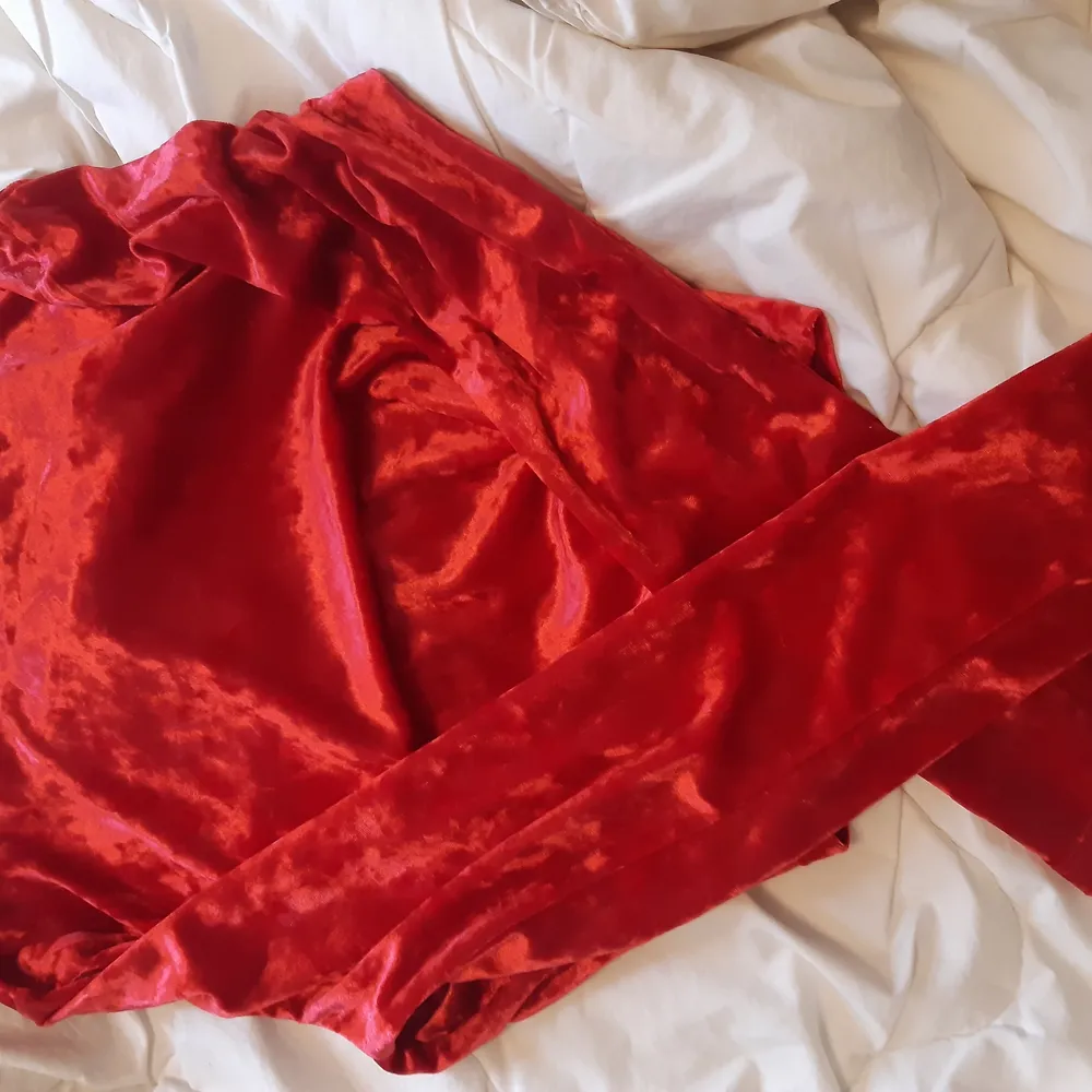 En juligt röd crop top i sammet (velvet). Polo tröja. Sexigt och juligt, endast provad 💗. Toppar.