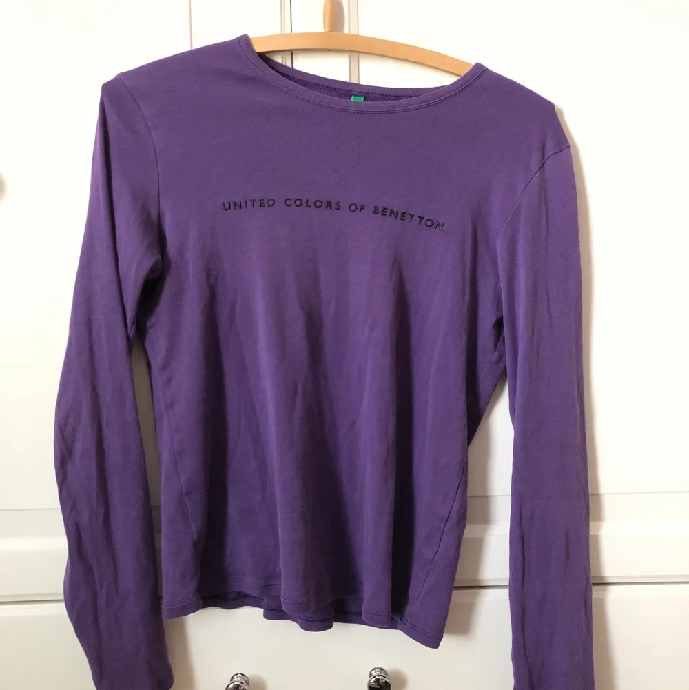 En tröja med trycket ”United Colors of Benetton” i jättefin lila färg! Skulle tippa på att det är typ S/M. . Skjortor.
