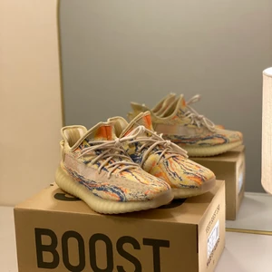 Yeezy Boost 350 Mx Oat - Yeezy boost 350 V2 Mx Oat. Nya och aldrig använda. Tags fortfarande kvar. Storlek US9/42 2/3. 