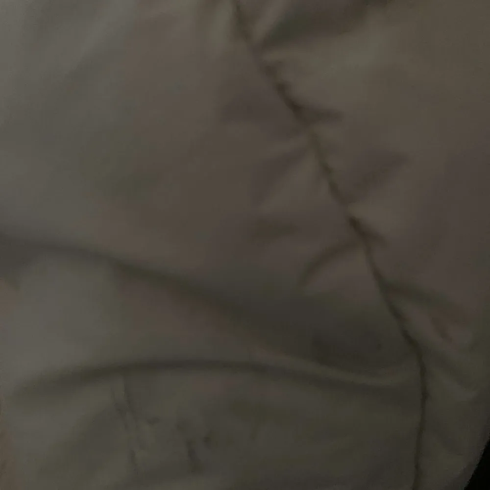 Jacka från Arket. Lite äldre kollektion så finns inte längre. En liten defekt bakom vänster arm (därav de låga priset). Knappt använd!. Takit.