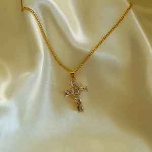 DIAMOND CROSS HALSBAND  - Var diamant kors Halsband är 18k guldpläterad. Den  är gjort med klara cubic zirconia diamanter som glittrar i alla vinklar av solljus. Pris 87kr/st, frakt kan diskuteras. Material: Mässing, ren 18k guldpläterad. Den kommer inte tappa bort färgen, är Vattentålig och kommer håller längre. Jag skickar postning video bevis. 