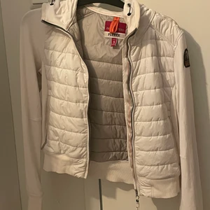 Parajumper - Hej! Jag säljer min vita parajumer höst jacka den är helt äkta men finns ej något kvitto då det var en present. Den är i jätte bra skick och sällan använd
