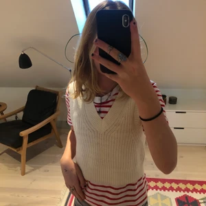 Vit väst - Säljer denna coola väst från H&M!🌸