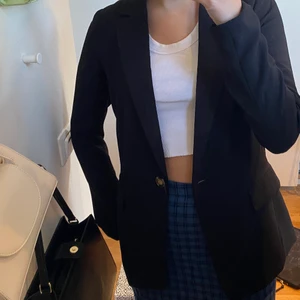 Kavaj - Svart kavaj i regular fit från H&M, storlek 36. Använd enstaka gånger och i fint skick! Köparen står för frakt (66kr spårbar)