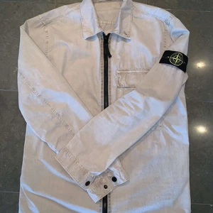 Stone Island Overshirt - Säljer denna Stone Island overshirt.  Färg: beige Storlek: Medium Skick: 10/10 Kvitto, tags och påse medföljer.  Plagget är köpt från Jupiter, deras butik i Stockholm.  Nypris 3100kr  Kan mötas runt Stockholm!