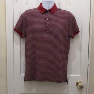 Men’s Tommy Hilfiger polo shirt top in great condition size M colour red stripes 