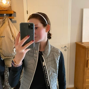 Väst Mountain works  - Säljer denna goding i storlek XS-S. Passar dig däremellan