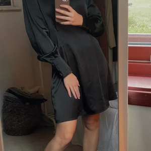 super snygg svart klänning!💕 - Säljer denna snygga svarta klänning från Ginatricot! Lite för stor för mig som vanligtvis använder 34!