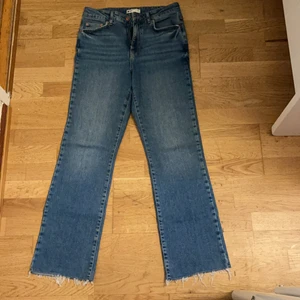 Jeans från Gina  - Byxorna är från Gina väldigt sköna går o ha varje dag men storleken passade inte mig riktigt bra. Dma mig för pris går att diskutera,  ordinarie pris är 500kr 