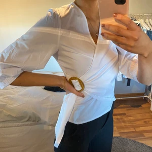 Skjorta - Säljer denna skit snygga skjorta med en snygg detalj/spänne!  Använt några få gånger!💞💞frakt tillkommer