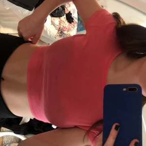 kort rosa topp - kort rosa topp storlek S i bra skick❤️‍🔥