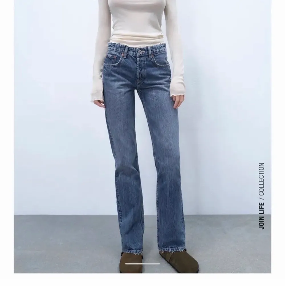 Säljer dessa trendiga mid rise straight jeans från zara, den mörkare modellen som inte säljs länge 💕. Jeans & Byxor.