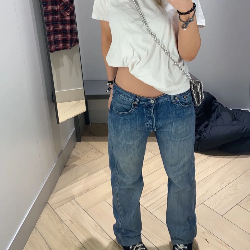 Intressekoll på mina lågmidjade Levis jeans i modellen 501 , köpta vintage men är i ett jätte fint skick. Säljer pga att de it kommer mke till användning och är lite förstora för min smak. Köpare står för frakt men pris kan diskuteras❤️buda!. Jeans & Byxor.