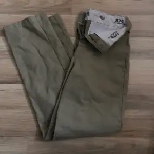 Intressekoll på mina beiga dickies byxor. Har inte riktigt bestämt mig för om jag ska sälja eller inte då dom är så snygga men tyvär inte kommer till användning av mig😩 tror storleken är 34/36 passar mig som är 1,64 och brukar ha 34 i de flesta byxor🥰  