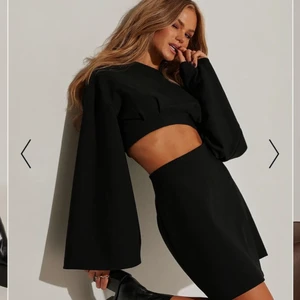 Na-kd Croppad Topp Med Vida Ärmar - Säljer denna topp i stl 34 då den var för liten för mig och hann aldrig returnera. Plagget är därför i nyskick!  Nypris 399kr och säljer för 250kr inklusive frakt men är diskuterbart