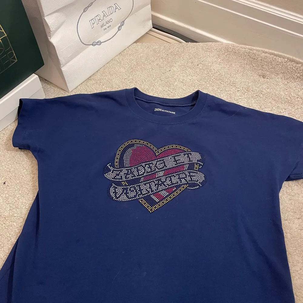INTRESSEKOLL pĂ„ denna sjukt snygga ZADIG & VOLTAIRE t-shirten i storlek 14 YEARđ köpt pĂ„ nk barnavdelningenđ vĂ€ll anvĂ€nd men fortfarande i nyskickđ sĂ€ljer endast vid bra bud! Vid frĂ„gor eller funderingar skriv privatđđđ KAN Ă€ven byta mot nĂ„tt annat frĂ„n zadigđ !!!!köp direkt för 600kr!!!. T-paidat.