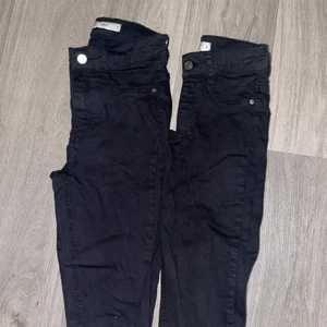 Molly jeans - Två par molly jeans från Gina Tricot i storlek S. Säljs för 150kr styck, man kan köpa båda för 250kr. 
