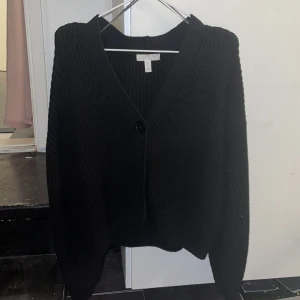 hm kofta - fin nästan oanvänd kofta, köparen står för frakten. kontakta gärna efter fler frågor😁