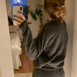 Stickad tröja - Säljer min fina stickade tröja som tyvärr inte kommer till användning längre! 💞 köparen står för frakten men jag möter även upp i Lund💞 