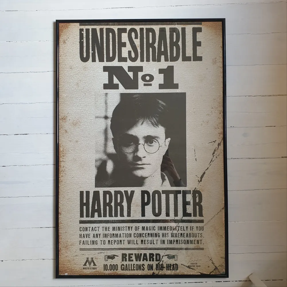 (obs ram ingår ej) Harry Potter affisch köpt i London. Standard maxi poster storlek 61 x 91,5 cm (ungefär A1). Har en genuin tidnings/affisch look men pappret i sig är i toppskick. Frakt kan bli svårt men kan mötas i Stockholm:). Övrigt.