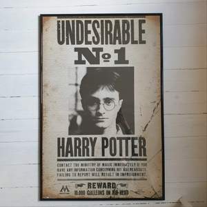 (obs ram ingår ej) Harry Potter affisch köpt i London. Standard maxi poster storlek 61 x 91,5 cm (ungefär A1). Har en genuin tidnings/affisch look men pappret i sig är i toppskick. Frakt kan bli svårt men kan mötas i Stockholm:)