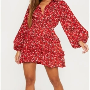 Somrig klänning  - Fin klänning med ballongärmar. Luftigt material, perfekt till sommaren. Mycket bra skick:)