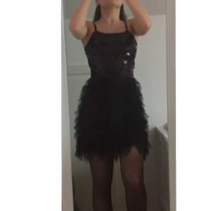 Säljer en svart kort klänning med paljetter från KappAhl 🖤 Storlek: 158/164 - XS 🤩 Skick: Som ny, knappt använd 🌟 