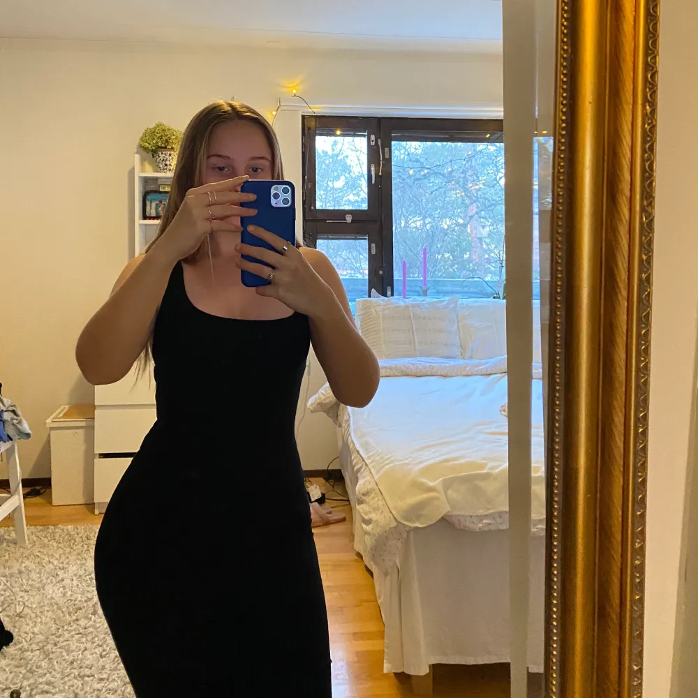 Plagget är ifrån Bershka. Storlek S. Väldigt tajt och smickrande bodycon klänning. Lite längre, går att dra ner långt ner på smalbenen (jag är 156 cm) . Klänningar.