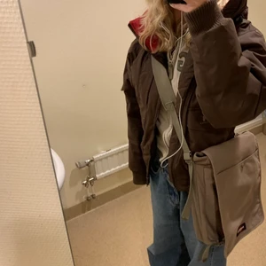 Hellyhansen  - Säljer en brun vinterjacka ifrån HellyHansen! Storlek S, kan skickas mot fraktkostnad på 66kr:)