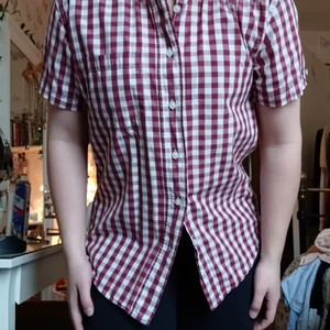 Warrior skjorta stl. S - Pris: 40 kr. Stl. S. Passform: Bekväm. Säljer p.g.a: Används aldrig.