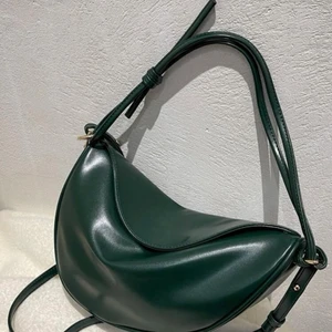 Snygg grön väska  - Aldrig använd, men super fin och får plats med allt i denna fina väska. Passar till kappa och till hösten, priset kan pratas om 