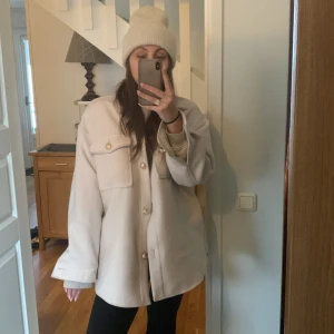 Beige/rosa kappa - Ljus kappa i fint skick med gulddetaljer. Storleken motsvar M