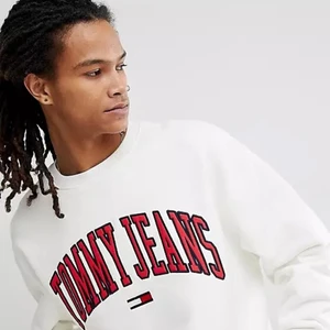 Tommy jeans sweatshirt - Sweatshirt från Tommy Hilfiger i dammodell, jättefint skick då den endast kommit till användning en gång. Sitter som S❤️ säljer för 500+frakt