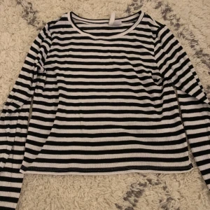 Crop top - Randig croptop, passar en Xs-S!! För frågor och info skriv till mig!🤍