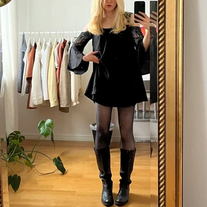SVART KLÄNNING - Svart klänning med öppna axlar!!! Jag är 1,70 och sitter precis nedanför rumpan. Bara att skriva för fler frågor!!!