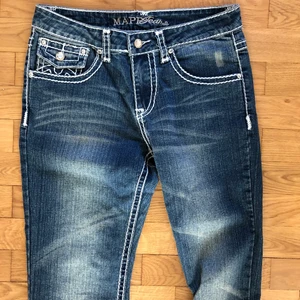 Jeans - MAPP jeans i jättefint skick! Köpta second hand, uppskattad storlek S-M. Vit söm och stenar på fickorna.
