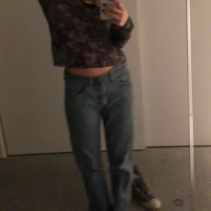 Lågmidjade levis jeans  - ”Oversized”, raka och lågmidjade levis jeans. Pösiga på mig som brukar ha 27 i midjan. Skulle säga att de speglar en 37/38 i ”vanliga” jeans, beror helt på passformen man vill ha