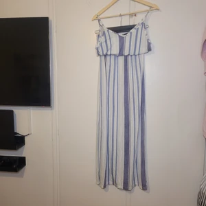 Randig långklänning  - Längre en på bild då den har resår i midjan. Slit på kjolsdelen.